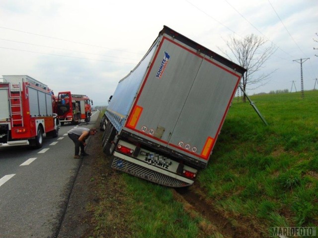 Wypadek na obwodnicy Paczkowa. Kierujący samochodem ciężarowym DAF zjechał do rowu. Strażacy, którzy zostali wezwani na miejsce, musieli zabezpieczyć wyciek paliwa. Po przeładowaniu elementów aluminiowych, które były na naczepie, zestaw został wyciągnięty z rowu. Kierowca, któremu nic się nie stało, został ukarany mandatem karnym. 