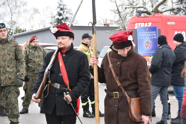 Około 160 osób brało udział w I Marszu Powstańczym Szlakiem, który wyruszył z Jędrzejowa i Nagłowic do Cierno-Żabieńca, by tam przy tablicy upamiętniającej bitwę powstańczą oddać hołd poległym bohaterom. Więcej na kolejnych zdjęciach