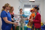 Dr Clown podarował gry i zabawki małym pacjentom Uniwersyteckiego Szpitala Klinicznego w Opolu