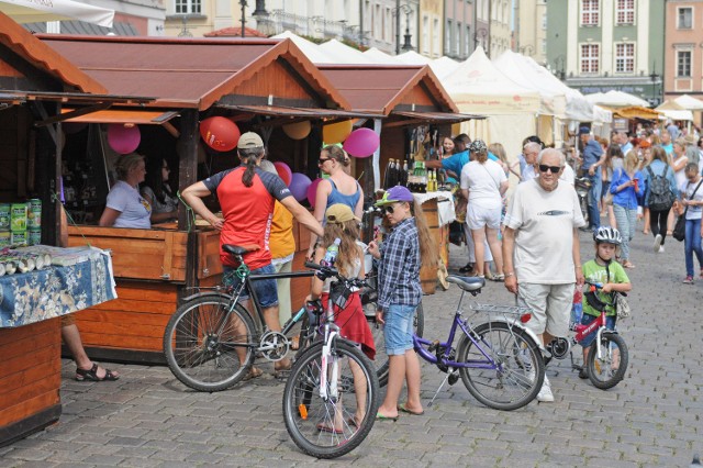 Ponad 140 wystawców, wśród których są producenci regionalnych specjałów, serów, wędlin, pieczywa, miodów, ryb czy nalewek ze wszystkich niemal regionów Polski. To wszystko dostępne przez cały weekend na Starym Rynku w ramach IX Ogólnopolskiego Festiwalu Dobrego Smaku. Na festiwalowej scenie odbywać będą się pokazy i prezentacje kulinarne a wieczorami zabrzmią dźwięki muzyki jazzowej, gruzińskiego folku i klasyki. Wstęp wolny.