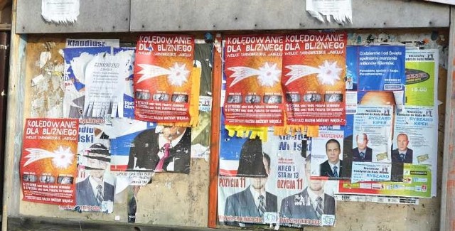 Na jednej z tablic informacyjnych w centrum Tarnobrzega wciąż wiszą plakaty z listopadowych wyborów samorządowych.
