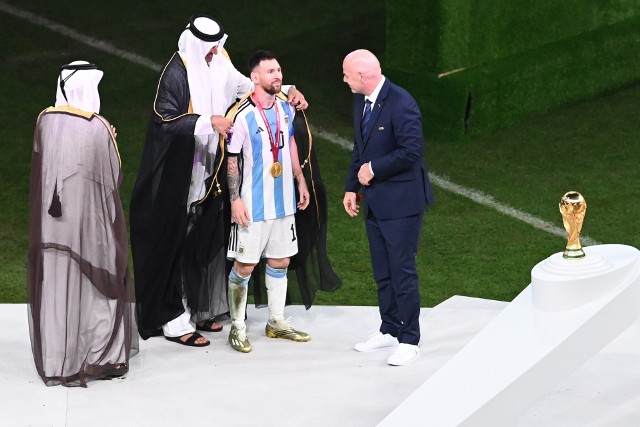 W czym świętował złoto Messi? To... arabski płaszcz. Katarczycy mogą wszystko!