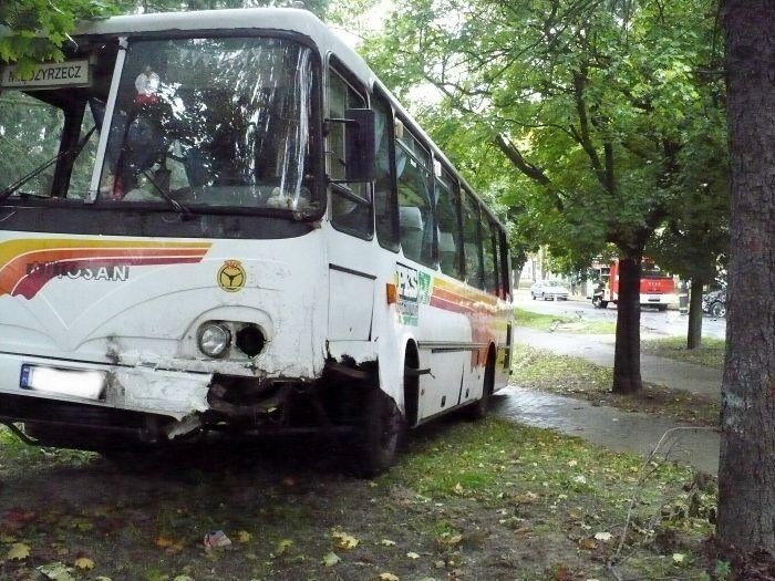 Autobus PKS ma uszkodzony przód i lewą burtę