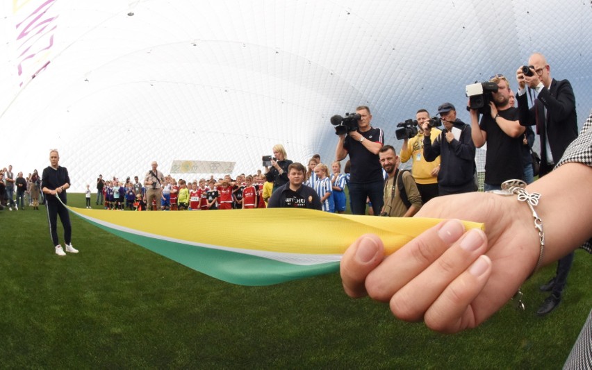 Wielkie boisko oficjalnie otwarte. Piłkarski balon wyrósł ponad Zieloną Górę