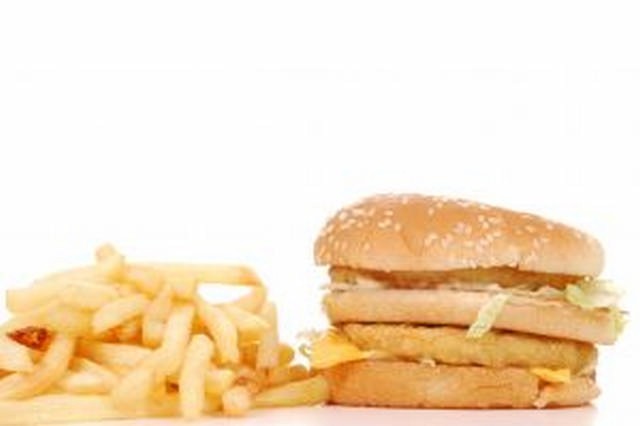 Jedną z przyczyn nadwagi u dzieci i młodzieży jest niezdrowe jedzenie