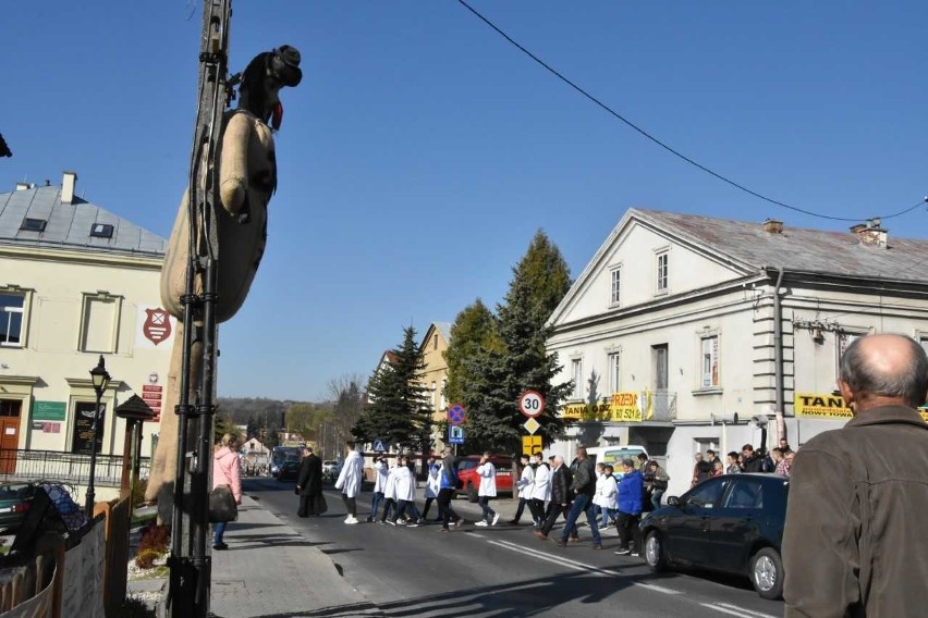 Sąd nad Judaszem. W Pruchniku znów spalili kukłę Judasza. "Ten zwyczaj jest barbarzyński" - komentuje Forum Polskich Żydów