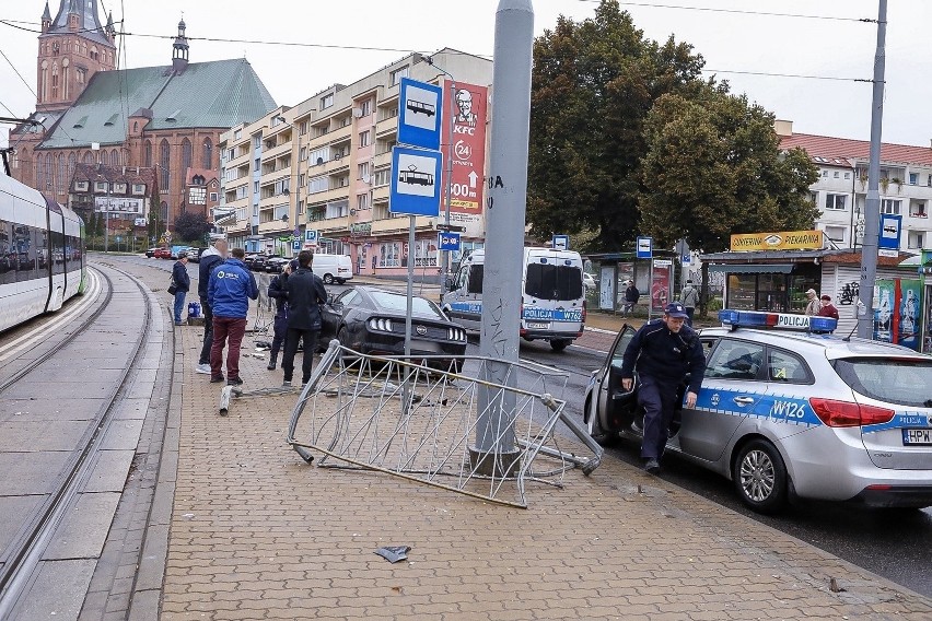 Kolizja na ul. Wyszyńskiego w Szczecinie. Samochód uderzył w barierkę [ZDJĘCIA]