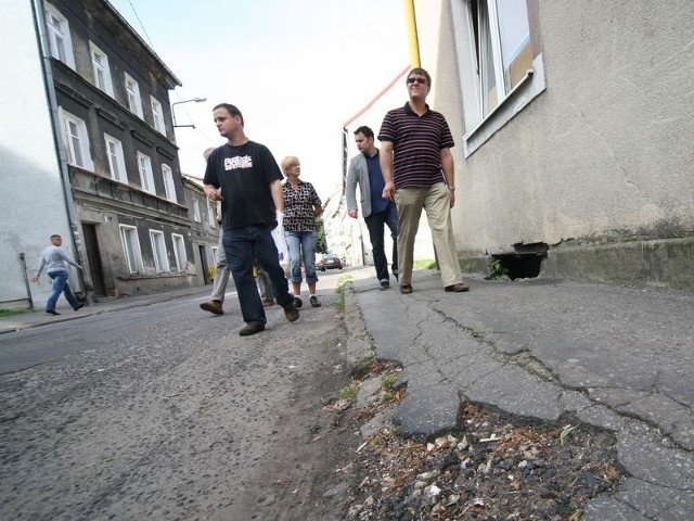 Wczoraj mieszkańcy i dwaj radni lewicy (z prawej Wojciech Gajewski) przeglądali niedostatki ulicy Długiej. 