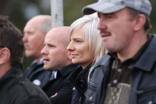 Burmistrz Stąporkowa Dorota Łukomska mimo nieporozumień z władzami trzecioligowego klubu piłkarskiego MKS, z trybun ogląda mecze tej drużyny.