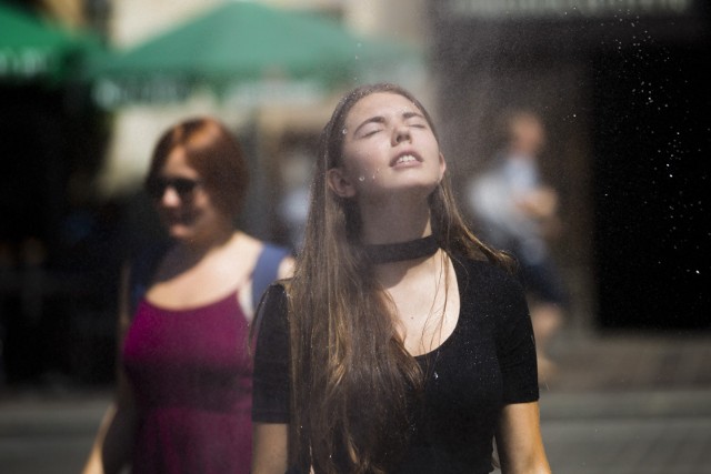 IMGW ostrzega przed upałami, które jeszcze przez co najmniej kilka dni będą się utrzymywać nad Polską. Dla naszego regionu wydano ostrzeżenia meteorologiczne 2 stopnia. O szczegółach - czytaj na kolejnych stronach (przesuń zdjęcie gestem lub naciśnij strzałkę w prawo).Przeczytaj koniecznie: Upał w pracy. 6 praw, które przysługują pracownikomJak zabezpieczyć się przed udarem słonecznym, jak reagować na udar cieplny?