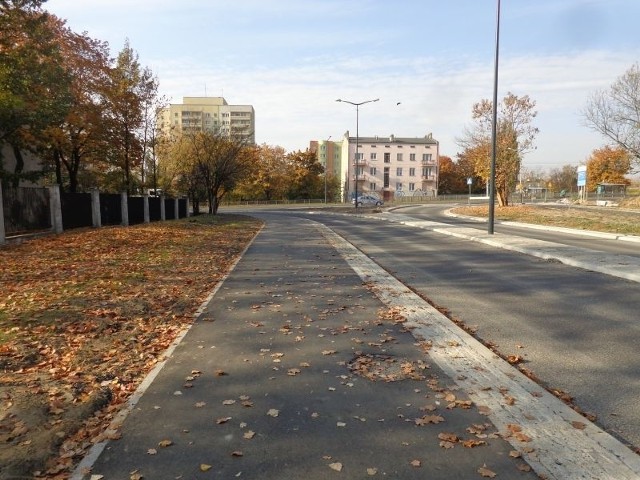 Przy drugiej (południowej) jezdni łącznika jest szeroki ciąg pieszo-rowerowy. Ale w kierunku al. Piłsudskiego biegnie tylko wąski chodnik, pozastawiany w rejonie sądu samochodami.