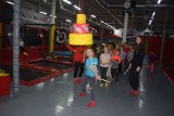 Park Trampolin JumpWorld w Galerii Feniks w Radomiu obchodzi swoje piąte urodziny. Był worek z cukierkami i tort. Zobacz zdjęcia