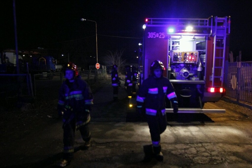 Wrocław: Pożar na Kowalach, zagrożona była stacja paliw (ZDJĘCIA)
