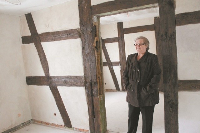 Jadwiga Kawecka z Namysłowskiego Ośrodka Kultury oprowadza po częściowo odnowionych wnętrzach budynku przy ul. Szkolnej.