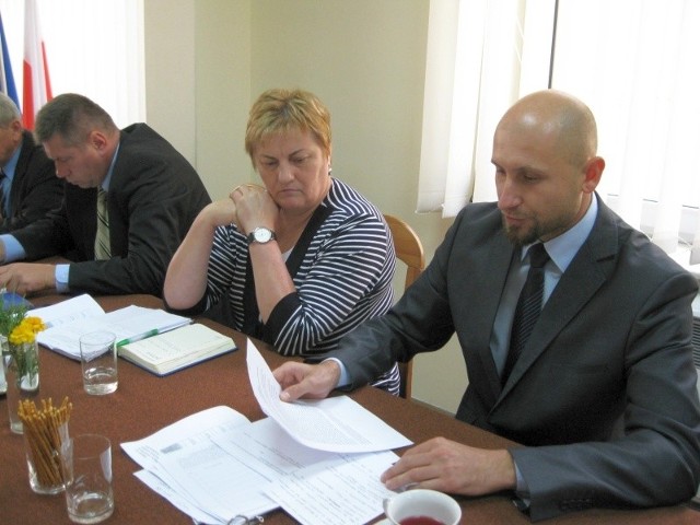 Najwięcej pretensji oświadczający radni mają do radnego Dariusza Krzewskiego (z prawej)