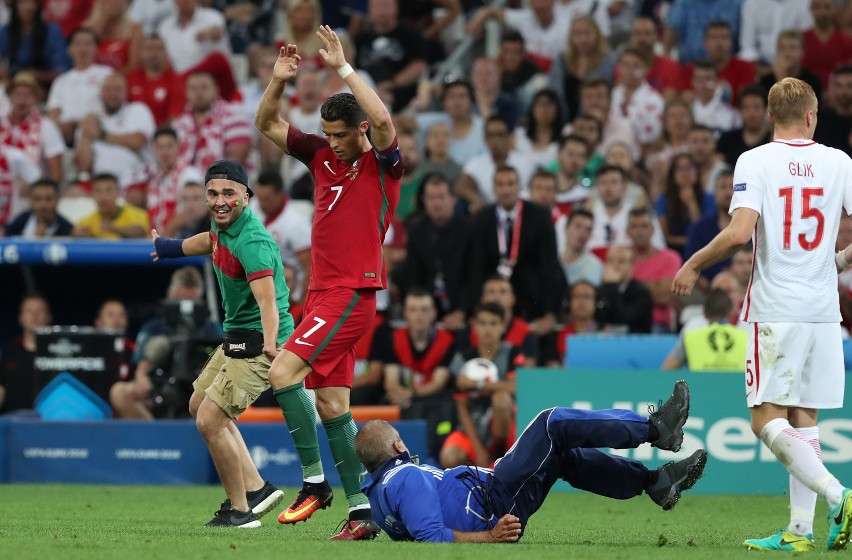 Kibic przerwał mecz Polska Portugalia na Euro 2016. Wbiegł...