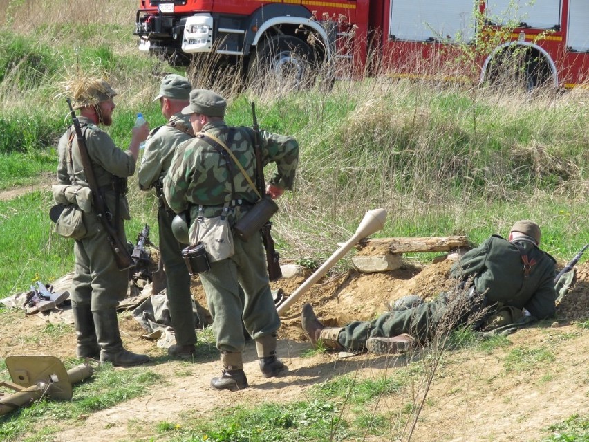 Widowiskowa inscenizacja walk z 1945 roku nad Odrą [ZDJĘCIA, WIDEO]