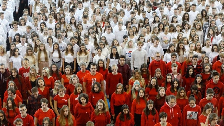 Podczas hymnu utworzyli biało-czerwoną. Wyjątkowe obchody Święta Niepodległości w VI Liceum Ogólnokształcącym w Kielcach (WIDEO, ZDJĘCIA)