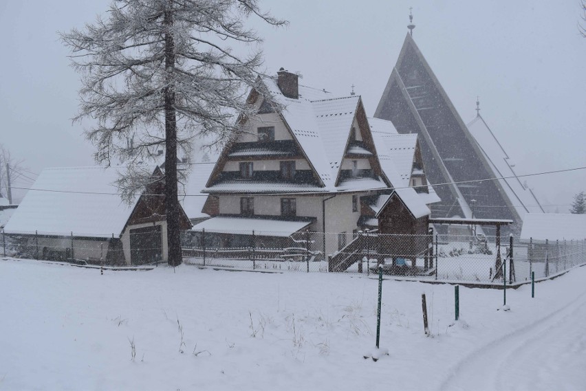 Zakopane pod śniegiem. Spadło kilka centymetrów śniegu. Drogi są białe. Jest bardzo ślisko