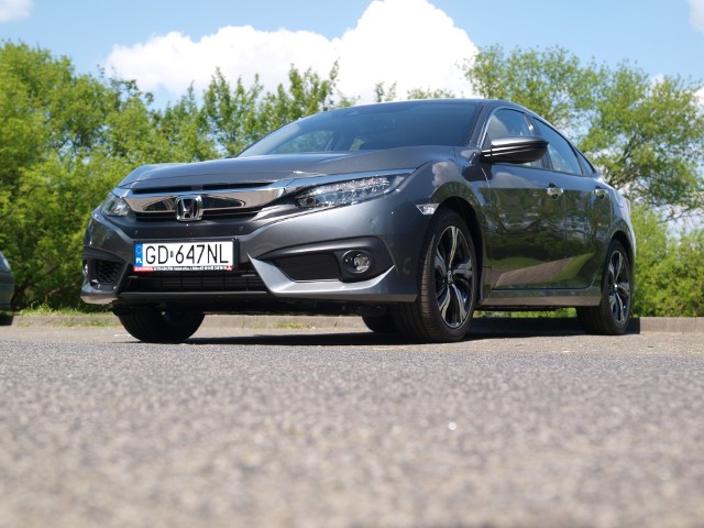 Honda Civic sedan - testSedan jest spokrewniony z hatchbackiem stylizacją i konstrukcją. Ma zmodyfikowaną płytę podłogową hatchbacka i podobnie jak on korzysta ze stali o wysokiej wytrzymałości w konstrukcji nadwozia. Jej stosowanie przejawia się w praktyce nieco niższą niż poprzednio masą własną sedana oraz większą o 25% sztywnością skrętną. Parametr ten ma wpływ m.in. na zachowanie samochodu podczas jazdy oraz skuteczność tłumienia hałasów, które mogą powstawać w nadwoziu.fot. Michał Kij