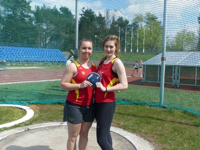 Katarzyna Furmanek (z lewej) z KKL Kielce uzyskała dobry wynik w rzucie młotem. Obok jej klubowa koleżanka Anna Dąbrowska. 