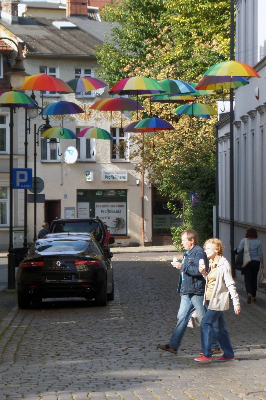 Kolorowe parasole na ul. Waryńskiego w Słupsku (zdjęcia)