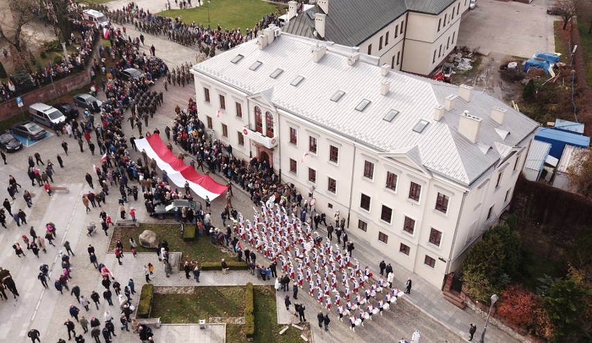 Setki osób zaśpiewały hymn państwowy w Kielcach [WIDEO, DUŻO ZDJĘĆ]