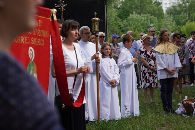 54 procesje odbyły się w Poznaniu w Boże Ciało, 16 czerwca 2022 roku. Poza największą, centralną procesją, która przeszła ulicami centrum miasta na Ostrów Tumski, mniejsze procesje pojawiły się także na ulicach wielu poznańskich parafii. Tak samo było na os. Tysiąclecia, gdzie modlili się wierni z parafii Pierwszych Polskich Męczenników.Zobacz zdjęcia --->