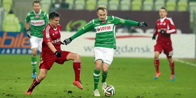 Sebastian Mila (przy piłce) rozegrał wczoraj pierwszy po ponad 13 latach oficjalny mecz w Lechii. Obok niego – Maciej Jankowski.