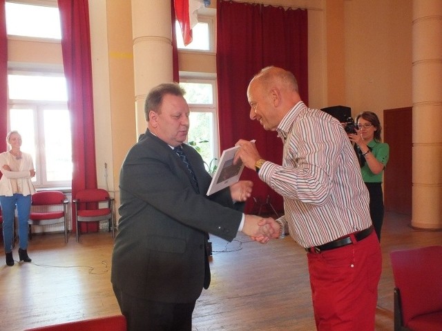 Prezes niemieckiej Akademie 55plus Helmut Damm (z prawej) wręczył prezydentowi Starachowic Sylwestrowi Kwietniowi pamiątkowy folder. 