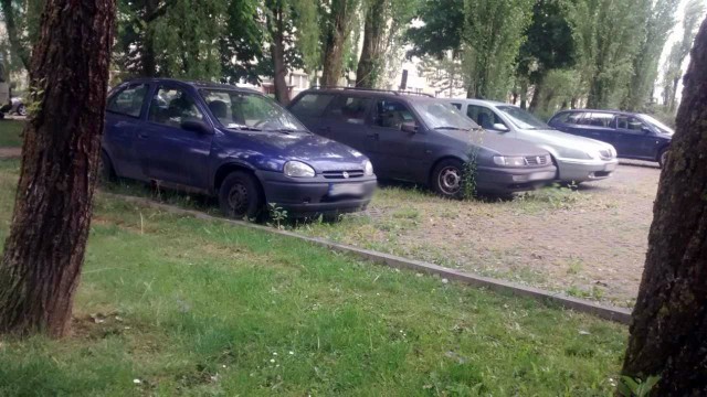 Auta stojące od miesięcy na parkingu przy ul. Koszalińskiej to zdaniem czytelnika wraki, które trzeba usunąć.
