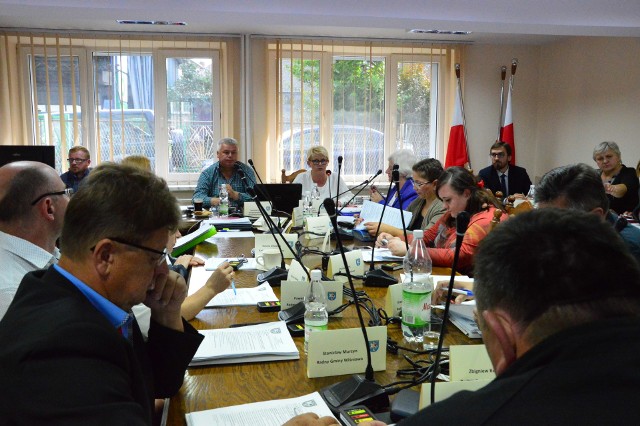 Radni gminy Wiśniowa podczas wrześniowej sesji