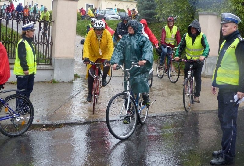 Pogoda nie odstraszyła rowerzystów. W pielgrzymce...