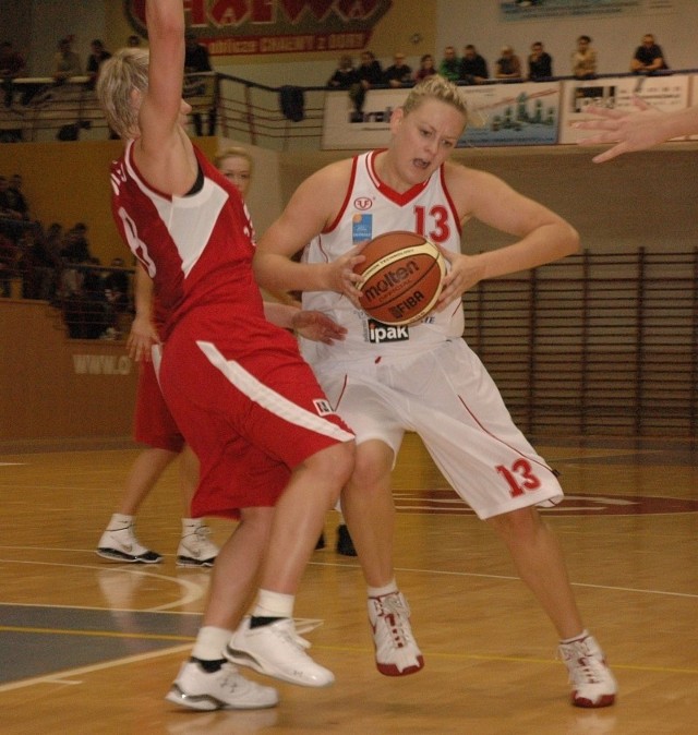 Justyna Daniel (z piłką) była najskuteczniejszą zawodniczką Odry w meczu w Jeleniej Górze.