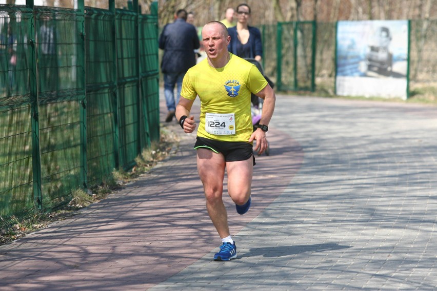 Biegli w niedzielę nad Zalewem Zemborzyckiem. To ostatni bieg z cyklu "Cztery Dychy do Maratonu" [DUŻO ZDJĘĆ]