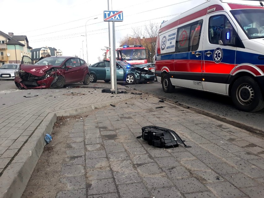 Wypadek na Parafialnej. Ukrainiec zjechał na przeciwny pas i doprowadził do czołowego zderzenia [ZDJĘCIA]