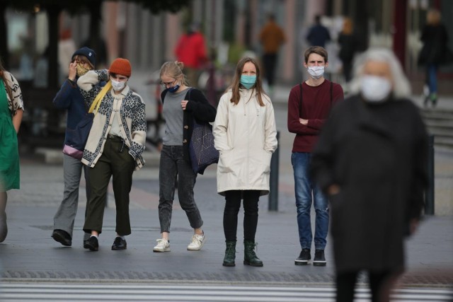 W sobotę 8 stycznia w Lubuskiem potwierdzono 267 nowych przypadków koronawirusa. To liczba mniejsza od tej sprzed tygodnia (w Nowy Rok było 316 infekcji). Wskaźnik zakażeń w regionie spadł więc do poziomu 27,01 os. na 100 tys. mieszkańców. To najniższa średnia od momentu opadania czwartej fali, który zaczął się po 12 grudnia, gdy wskaźnik wynosił 71,12.11 ofiar śmiertelnych w Lubuskim. CZYTAJ RAPORT >>>W całej Polsce potwierdzono 10 900 zakażeń. Poinformowano też o 292 zgonach związanych z COVID-19. Jedenaście z nich było w Lubuskiem. A jak wygląda sytuacja w lubuskich szpitalach? Hospitalizowanych jest 536 zakażonych koronawirusem (wzrost o dwie osoby), z których 37 jest podłączonych do respiratora (spadek o trzy).Aktualne dane pandemiczne dla każdego z lubuskich powiatów prezentujemy na kolejnych stronach.Czytaj również:Omikron nas zaleje. Będziemy musieli leczyć się w domach?