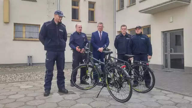 Policjanci z Komendy Powiatowej Policji w Żninie otrzymali kolejne  dwa rowery elektryczne. Ich zakup w całości sfinansował Urząd Miejski w Żninie. Mundurowi przy ich użyciu będą jeszcze skuteczniej patrolować ulice i parki.Do tej pory żniński garnizon dysponował czterem rowerami elektrycznymi: dwa przekazał Urząd Miejski w Barcinie, a kolejne dwa stowarzyszenie Lokalna Grupa Działania „Pałuki – Wspólna Sprawa”.  Patrole rowerowe skupią się w głównej mierze na terenach zielonych – skwerach, parkach, szlakach pieszych i rowerowych, a także w rejonie jezior. W czasie letnim to właśnie tam najczęściej dochodzi do niszczenia mienia – ławek, koszty na śmieci czy zakłócania porządku publicznego. Jednoślady sprawdzą się w szczególności tam, gdzie patrol pieszy mógłby być zbyt wolny, a z kolei radiowóz nie wjedzie.  INFO Z POLSKI 27.04.2017- przegląd najciekawszych informacji ostatnich dni w kraju.