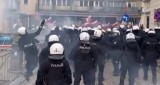 Policjant rzucał w protestujących. Wiceszef policji zapewnia, że został ukarany naganą, a sprawę przekazano też prokuraturze