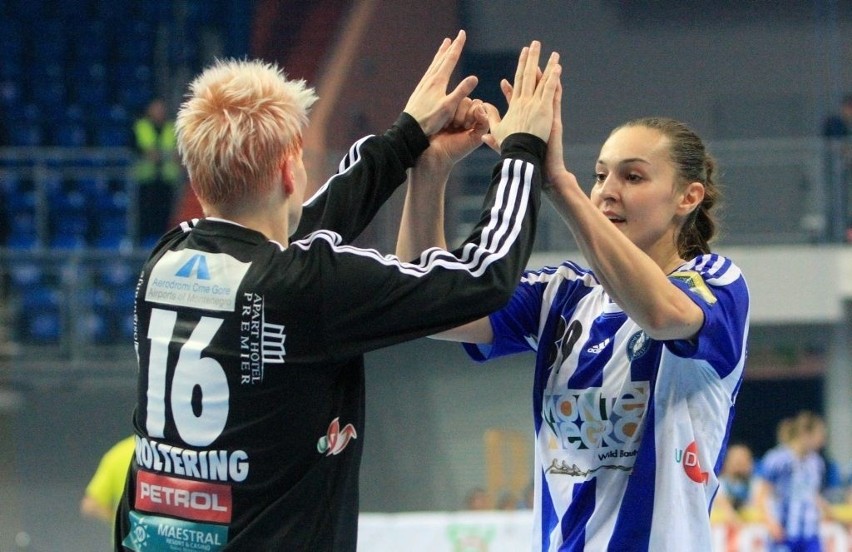 Kinga Achruk w meczu grupowym Ligi Mistrzyń w 2013 roku z...