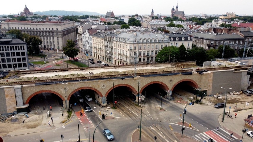 Postępuje rewolucja w centrum Krakowa. Tak kolejarze zmieniają miasto [ZDJĘCIA]