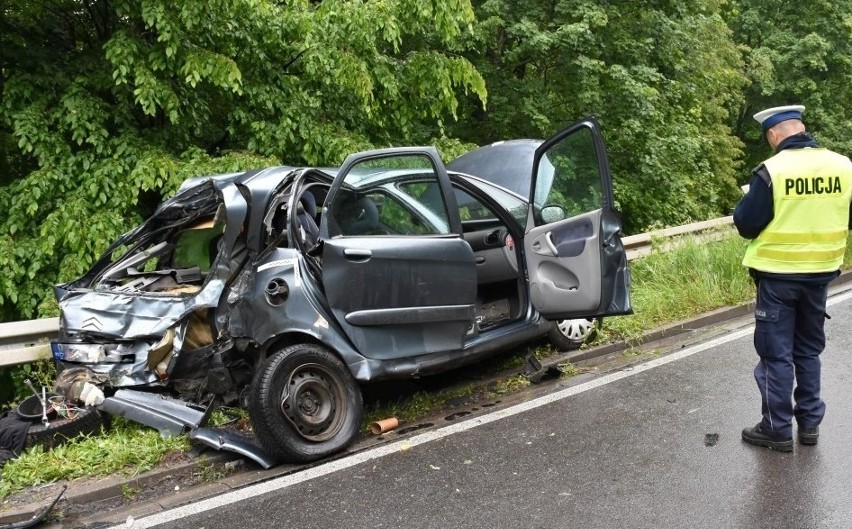 Wypadek na DK 58. Jedna osoba ciężko ranna w zderzeniu osobówki z ciężarówką