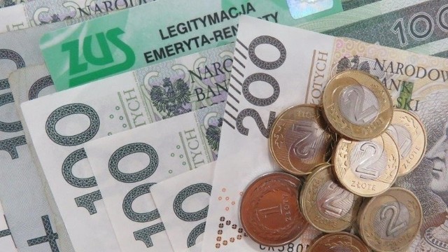 Znana jest już wysokość trzynastej emerytury w 2023 roku. Świadczenie zostało zwaloryzowane o 250 zł i w tym roku będzie to 1588,44 zł brutto.Przejdź dalej i zobacz, ile w tym roku dostaniesz w ramach "trzynastki". Taki przelew otrzymasz na konto!