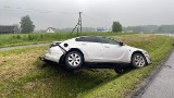 Wypadek na zakopiance. Samochód wpadł do rowu, jedna osoba ranna