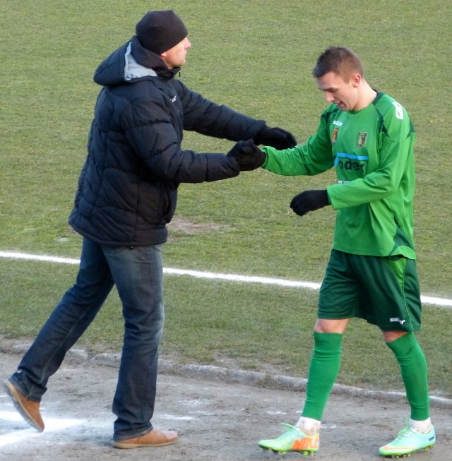 Trener "Stalówki", Jaromir Wieprzęć (z lewej, obok Damian Łanucha): - Piłkarze swoją postawą na boisku, w szatni, na treningach spowodowali, że mamy 35 punktów.