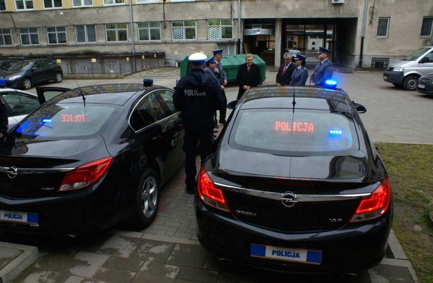 W służbie policji są także nieoznakowane Ople Insignia. Auta...