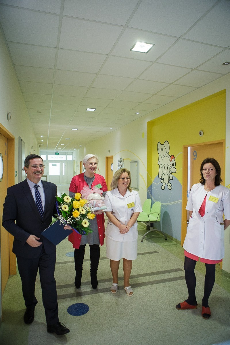 Tarnów. Prezydent Roman Ciepiela odwiedził Emilkę, pierwszą tarnowiankę urodzoną w 2019 roku [ZDJĘCIA]
