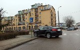 Ostrów Mazowiecka. Mistrz parkowania. Tak się parkuje w Ostrowi - napisał czytelnik, który przysłał nam zdjęcia