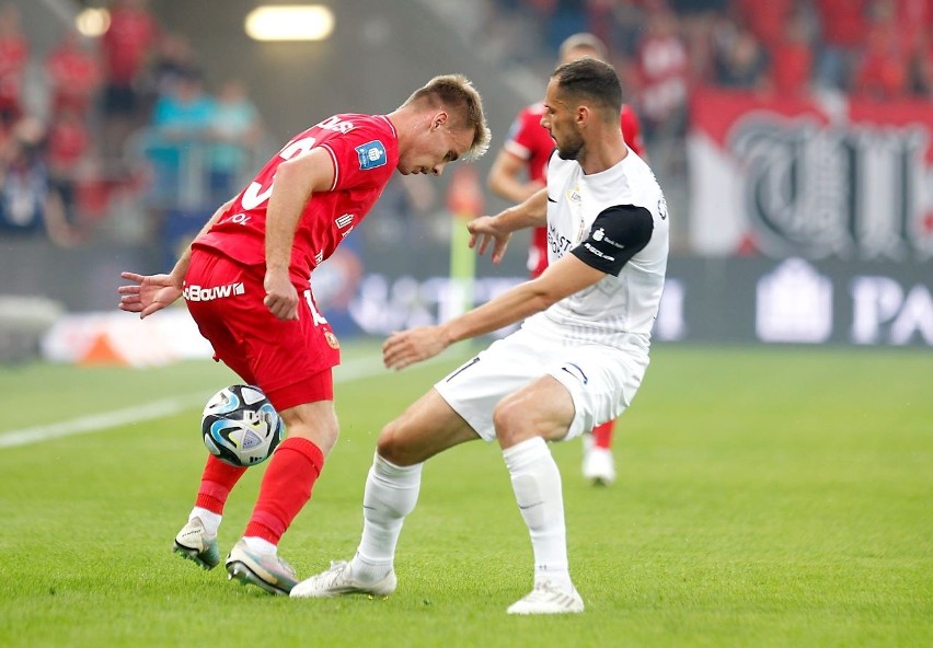 Widzew. Bardzo cenne zwycięstwo drużyny z al. Piłsudskiego. Widzewiacy złamali opór beniamnika z Małopolski ZOBACZ WIDEO