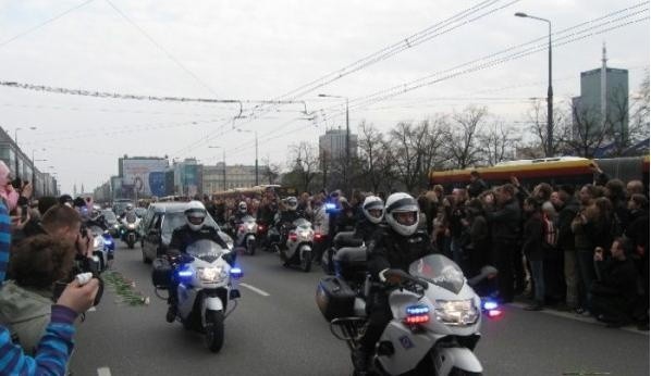 W drodze z lotniska na Krakowskie Przedmieście Lechowi Kaczyńskiemu towarzyszyły tysiące warszawiaków, którzy ustawili się wzdłuż trasy konduktu.